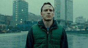 shame-michael-fassbender-sotto-la-pioggia